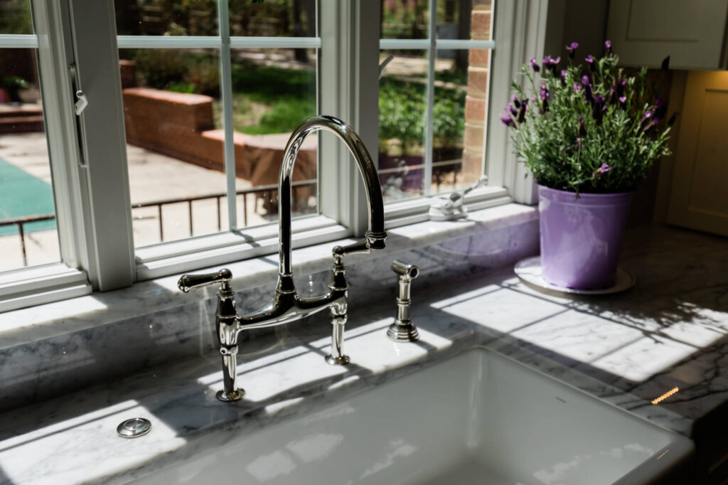 Modern kitchen with a view of the garden through large windows